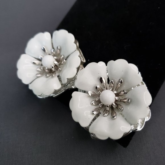 Sarah Coventry White Enamel Floral Flower Clip On Earring Pat Pend Vtg 1964 - Picture 2 of 10